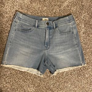 Denim shorts with frayed hem